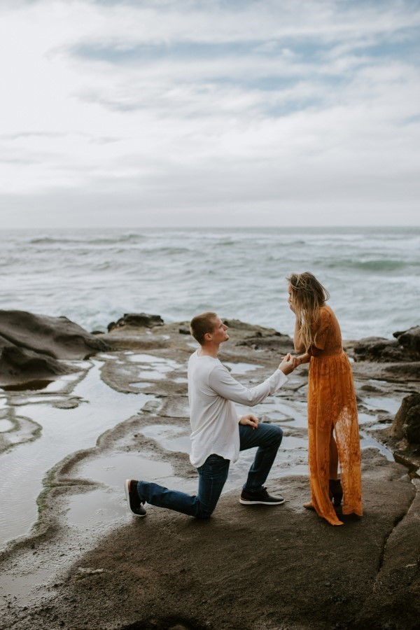 Jenna and Jessie propose with her dream engagement ring.