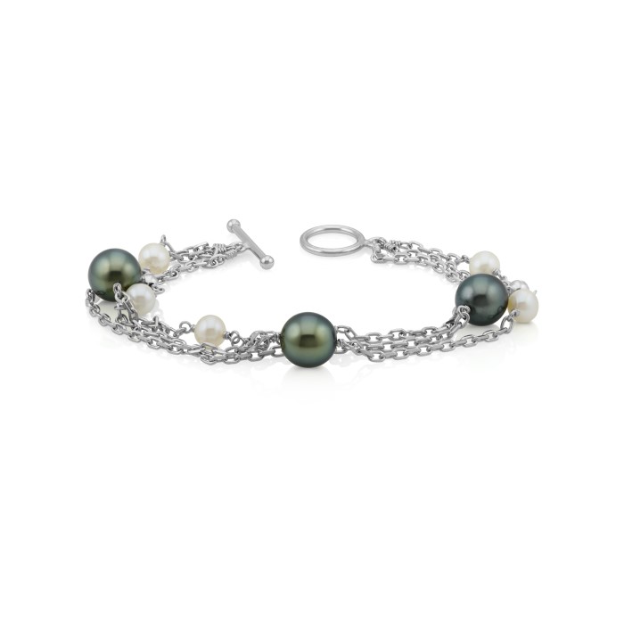 Tahitian and freshwater cultured pearl bracelet.
