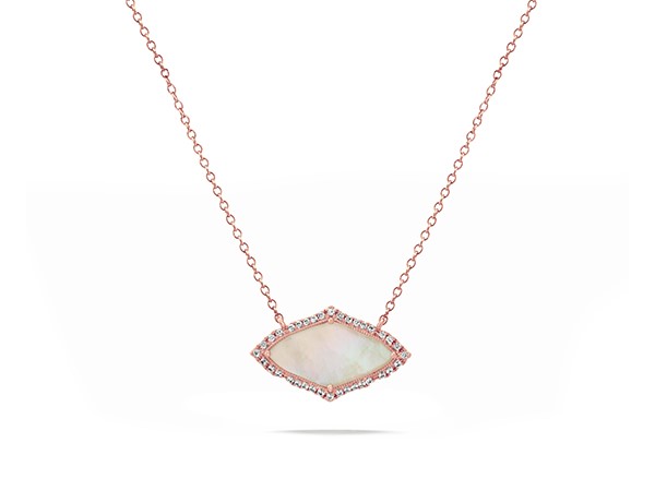 Mother-of-pearl necklace.