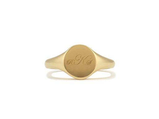 Enrgavable signet ring in yellow gold.