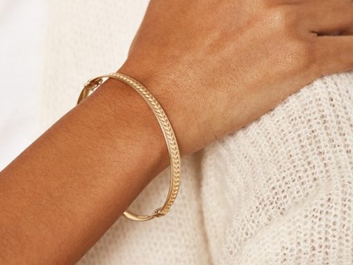 Yellow gold vintage bangle bracelet.