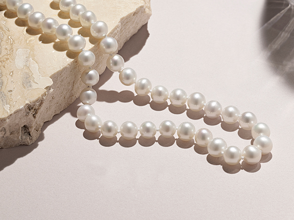 Pearl strand necklace.