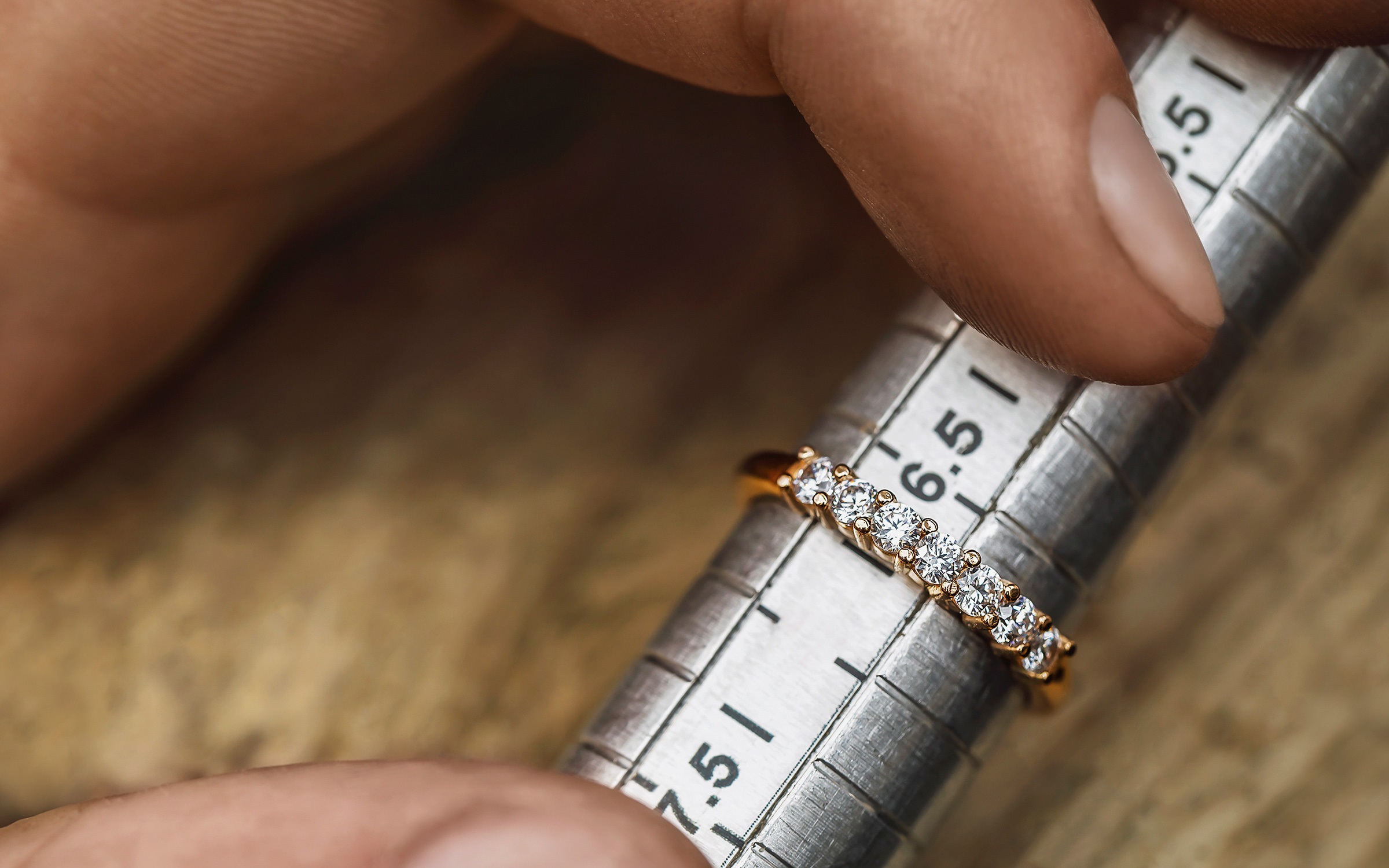 Jeweler using a ring sizer