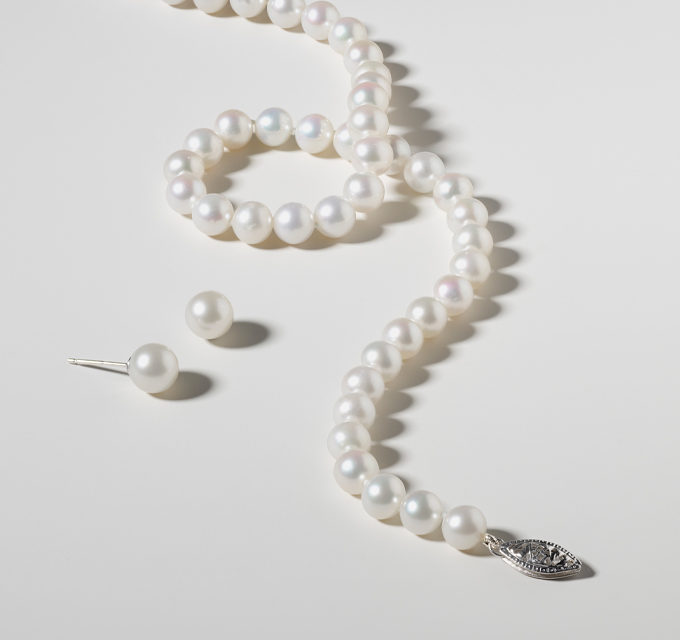 header image of era inspired pearl necklace and pearl studs