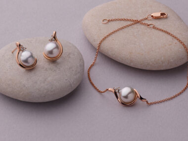 Blue Akoya Midnight pearls with rose gold chain and earrings