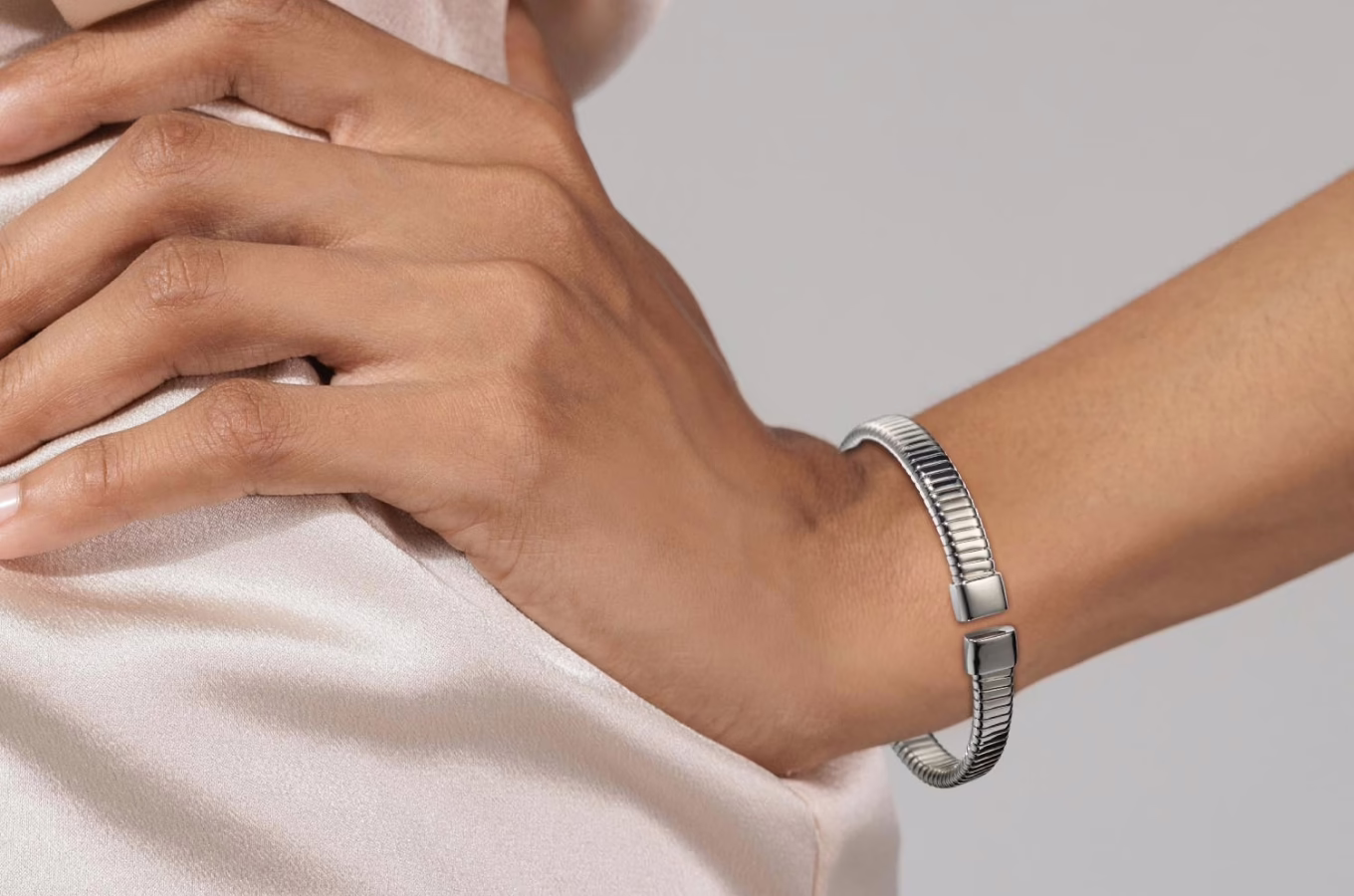 Flexible Sterling Silver Cuff Bracelet (7mm) This sterling silver cuff bracelet features a flexible design that makes it easier to take on and off without the use of a hinge or clasp. The flexible links also give it a fluted texture that looks beautiful on its own or stacked with other bracelets for a style that’s all you. 7-inch length Approx. 7mm width Sterling silver